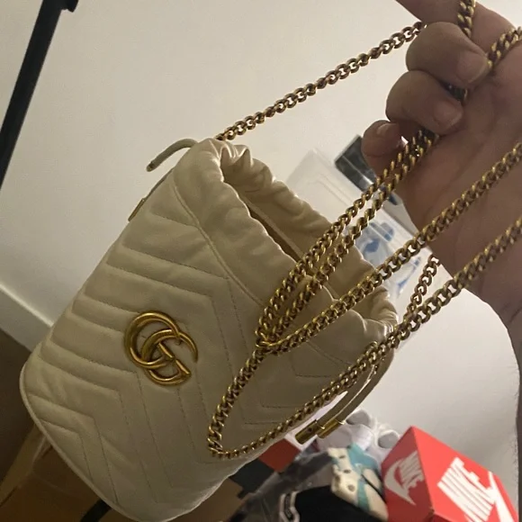 Gucci Cream Mini Bucket Bag with Gold Logo - Picture 3 of 9